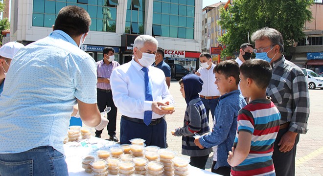 Bucak Belediyesi nin 95 inci kuruluş yıl dönümünde helva dağıtıldı