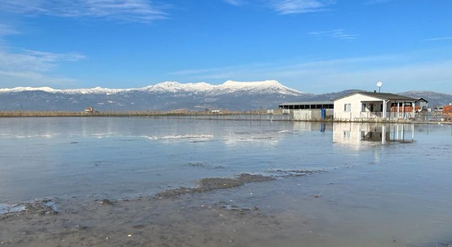 Bucak ta ekili alanlar su altında kaldı