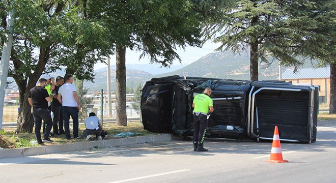 Bucak ta kamyonet takla attı: 2 yaralı