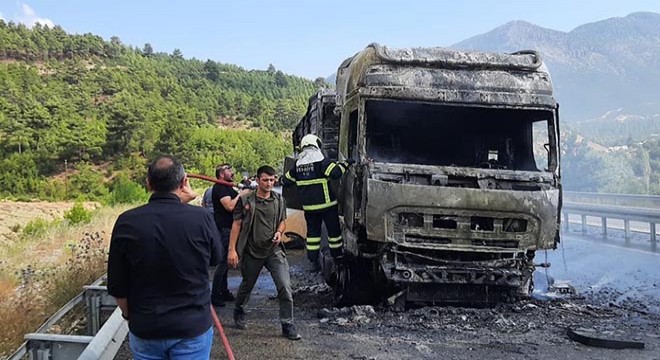 Buğday yüklü TIR yandı