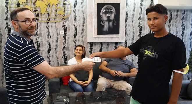 Bulduğu, içinde 20 bin kron olan çantayı, polise teslim etti