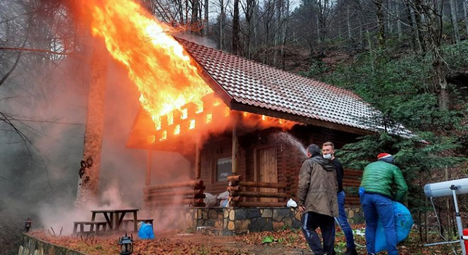 Bungalov ev alev alev yandı