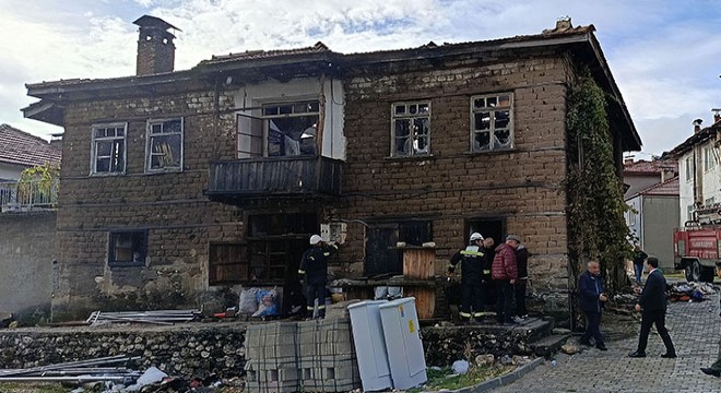 Burdur'da 72 yıllık ahşap ev yandı