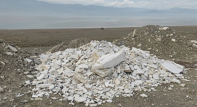 Burdur Gölü kenarına yine moloz ve atık döküldü