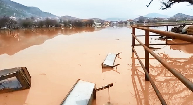 Burdur da dere suyu taştı, bazı evler su altında kaldı