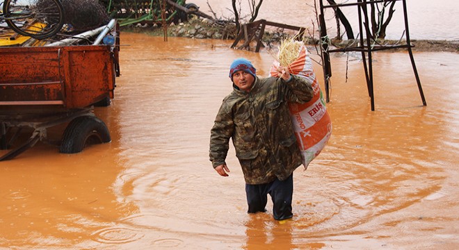 Burdur da şiddetli yağış; evler su altında kaldı