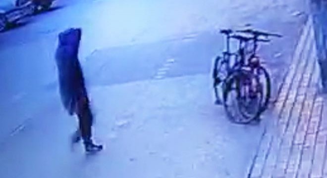 Bursa'da bisikletlerin çalınma anı kamerada
