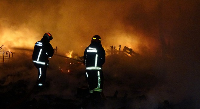 Bursa'da geri dönüşüm fabrikası alev alev yandı