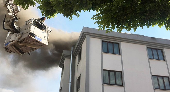 Bursa'da, öğrenci yurdunun çatısında yangın