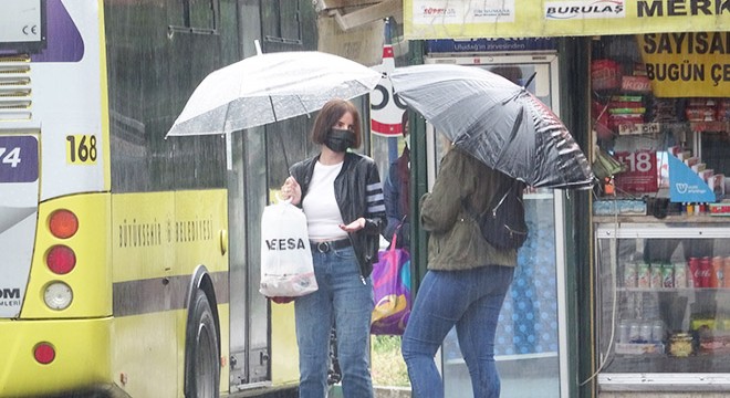 Bursa'da sağanak, sabah saatlerinde etkisini arttırdı