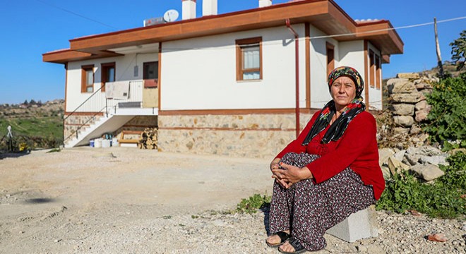 Büyük yangında ağlayan kadın yeni evine kavuştu