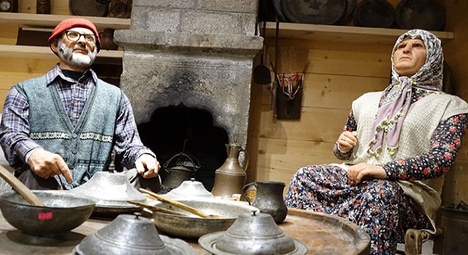Büyükanne ve dedesinin anısını ‘balmumu heykelleri' ile yaşatıyor