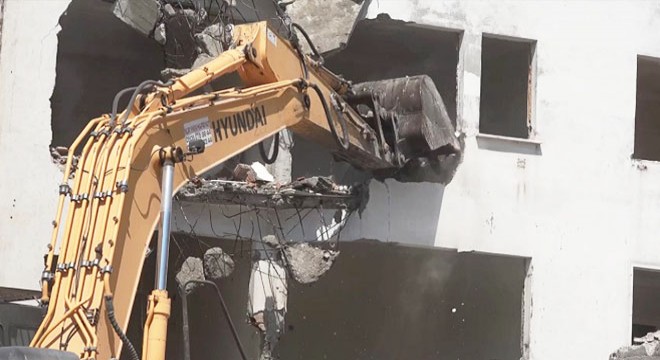 Büyükçekmece'de hasarlı 5 binanın yıkımı gerçekleşti