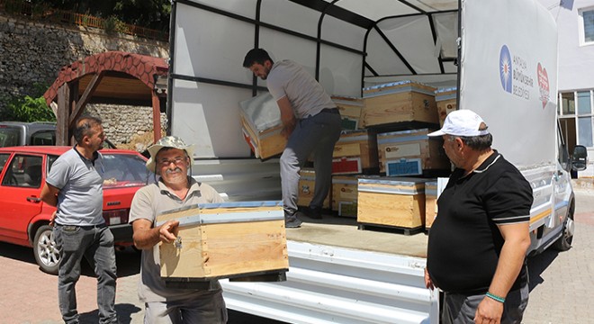 Büyükşehir’den Gündoğmuş ve İbradılı arıcılara bereket kovanı