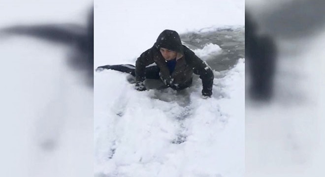 Buz kırılınca gölete düşen iki genç kurtuldu