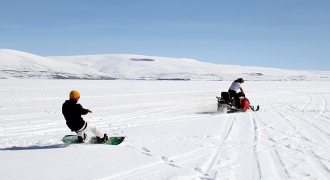 Buz tutan Çıldır Gölü'nde snowboard ve drift