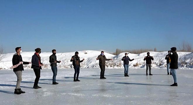 Buz tutan çay üzerinde konser ve korona tedbirli halay