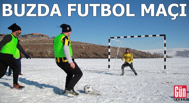 Buzda futbol maçı