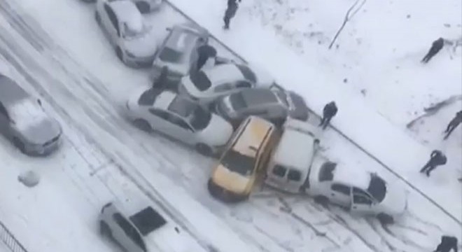 Buzlanan yolda 10 aracın birbirine girdiği kaza kamerada