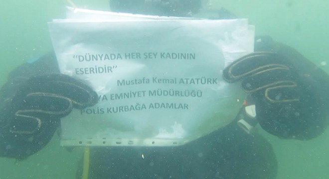 Buzu kırıp daldıkları gölde 'Kadınlar Günü' mesajı verdiler