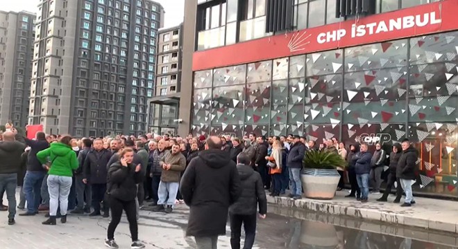 CHP İstanbul İl Başkanlığı önünde aday tepkisi