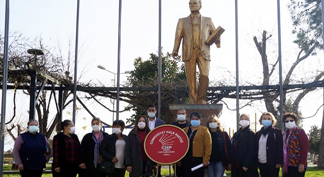 CHP'li kadınlar Atatürk Anıtı'na çelenk sundu