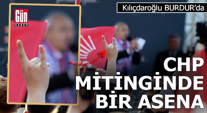 CHP mitinginde,  Bozkurt  selamı veren bir Asena...