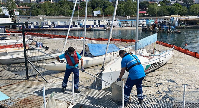 Caddebostan Sahili'nde salya temizliği devam ediyor