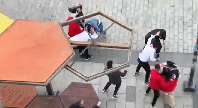 Caddede tekmeli yumruklu 'telefon' kavgası
