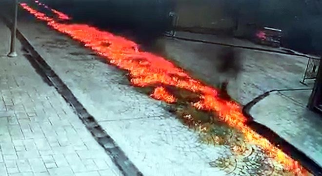 Caddeye dökülen kimyasal madde, alev alev yandı