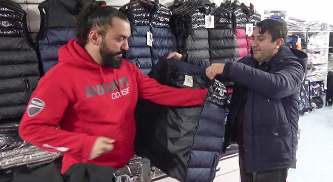 Çaldığı montun parasını ödedi, serbest bırakıldı