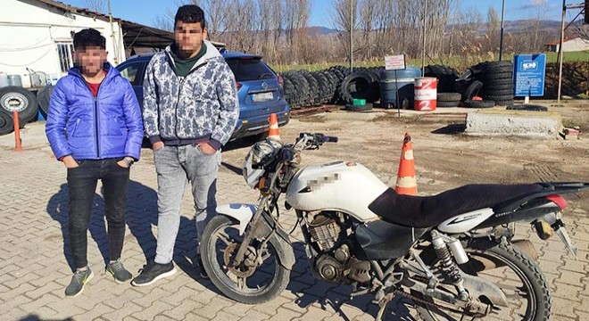 Çaldıkları motosikleti satmak isterken 'hatıra' fotoğrafı çektirmişler