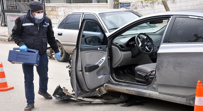 Çalıntı araçla kaza yaptılar, yaya olarak kaçtılar