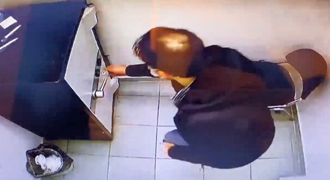 Çalıştığı döviz bürosundaki kasadan paraları böyle çaldı