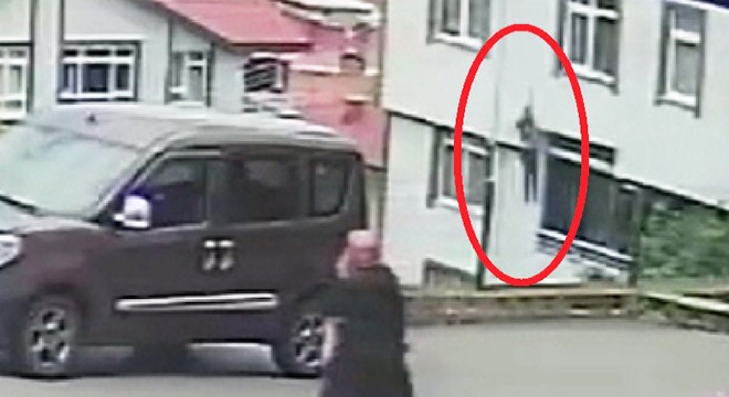 Cam silen kadının 5'inci kattan düşme anı kamerada
