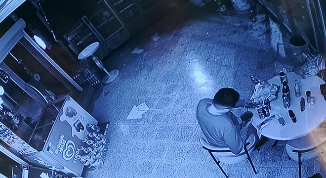 Camı kırıp girdiği markette yedi, içti ve gitti