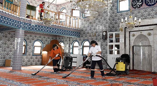 Camilerde bayram temizliği