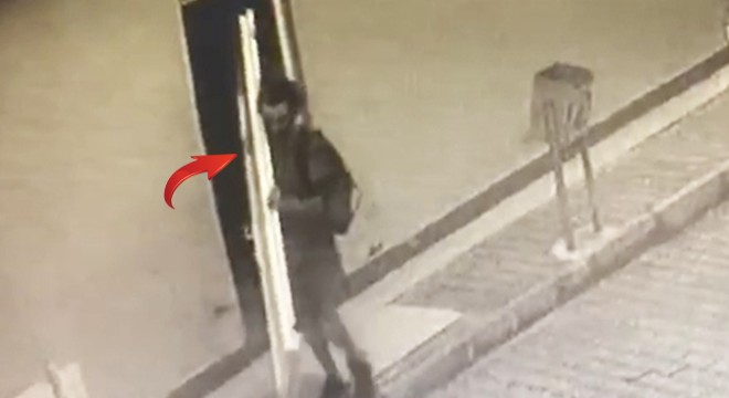 Caminin tuvalet kapılarını omzuna alıp götürdü