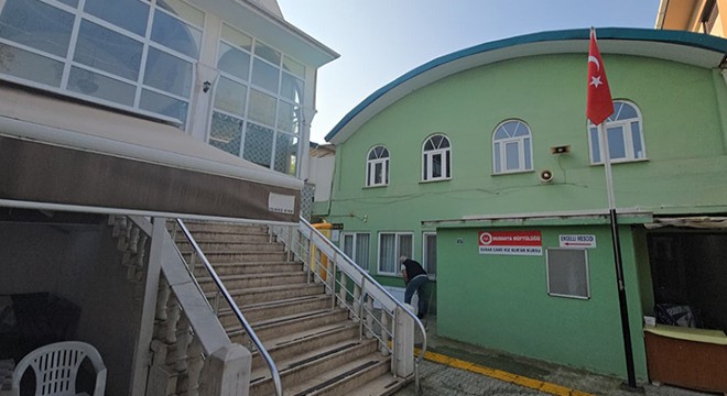 Caminin kadınlar tuvaletinde erkek cesedi bulundu