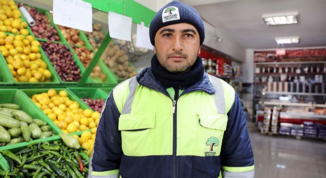 Çamurlu ayakkabılarını çıkarıp alışveriş yaptı