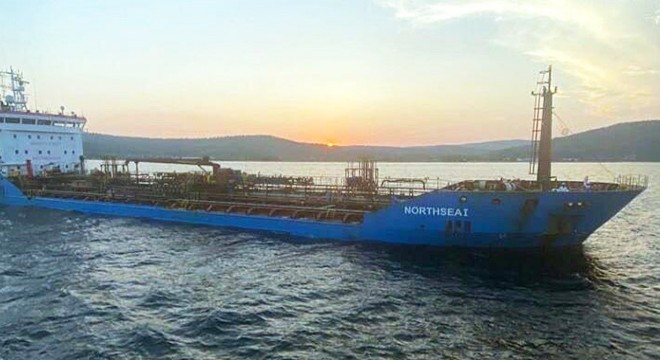 Çanakkale Boğazı'nda arızalanan gemi, demirleme sahasına çekildi