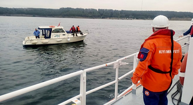 Çanakkale Boğazı'nda sürüklenen tekne kurtarıldı