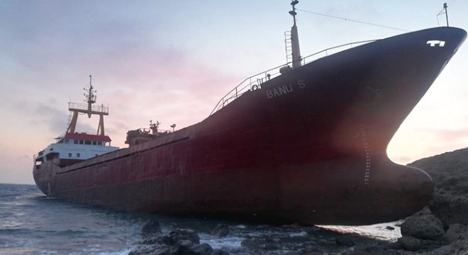 Bozcaada açıklarında kargo gemisi karaya oturdu
