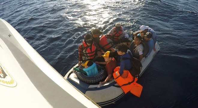 Çanakkale'de 12 kaçak göçmen kurtarıldı