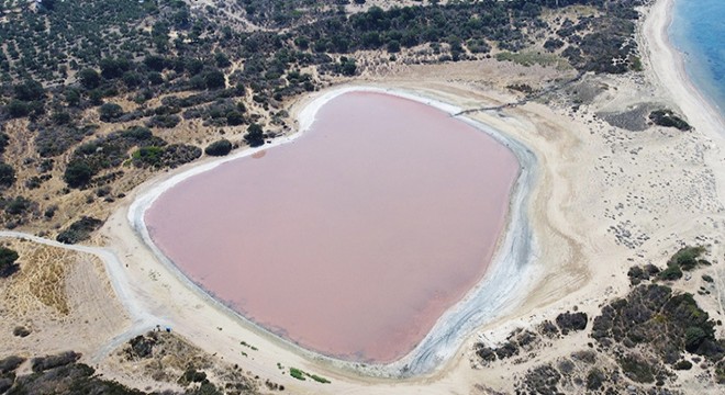 Çanakkale'de 'Kalpli Göl', pembe renge büründü