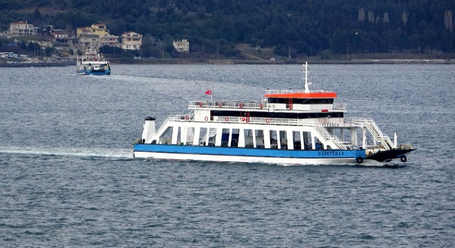 Çanakkale'de feribot seferlerine 'fırtına' engeli