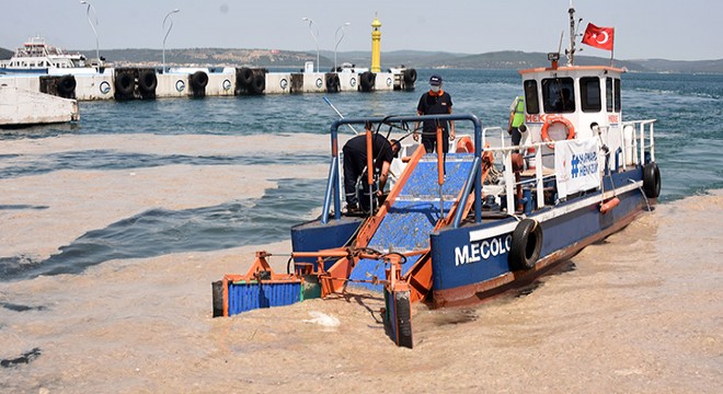 Çanakkale'de müsilaj deniz süpürgesiyle temizleniyor