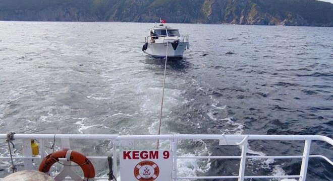 Çanakkale'de sürüklenen yat kurtarıldı