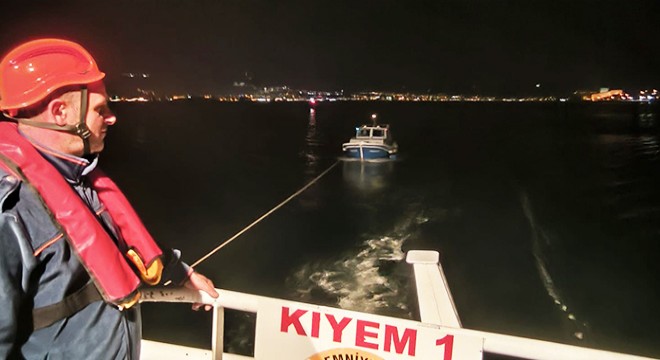 Çanakkale Boğazı nda sürüklenen tekne kurtarıldı