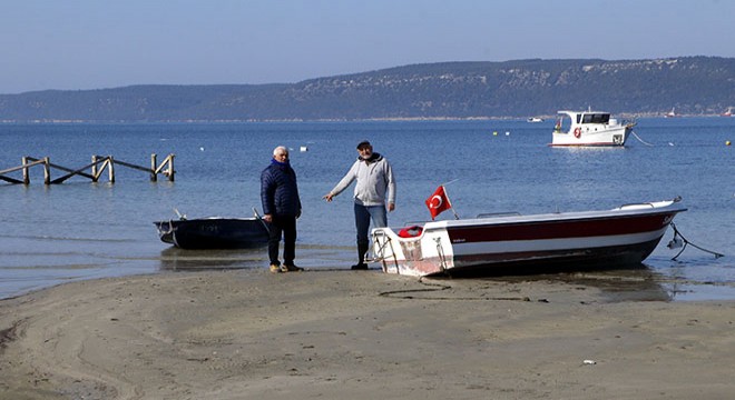 Çanakkale de deniz çekildi, tekneler karaya oturdu